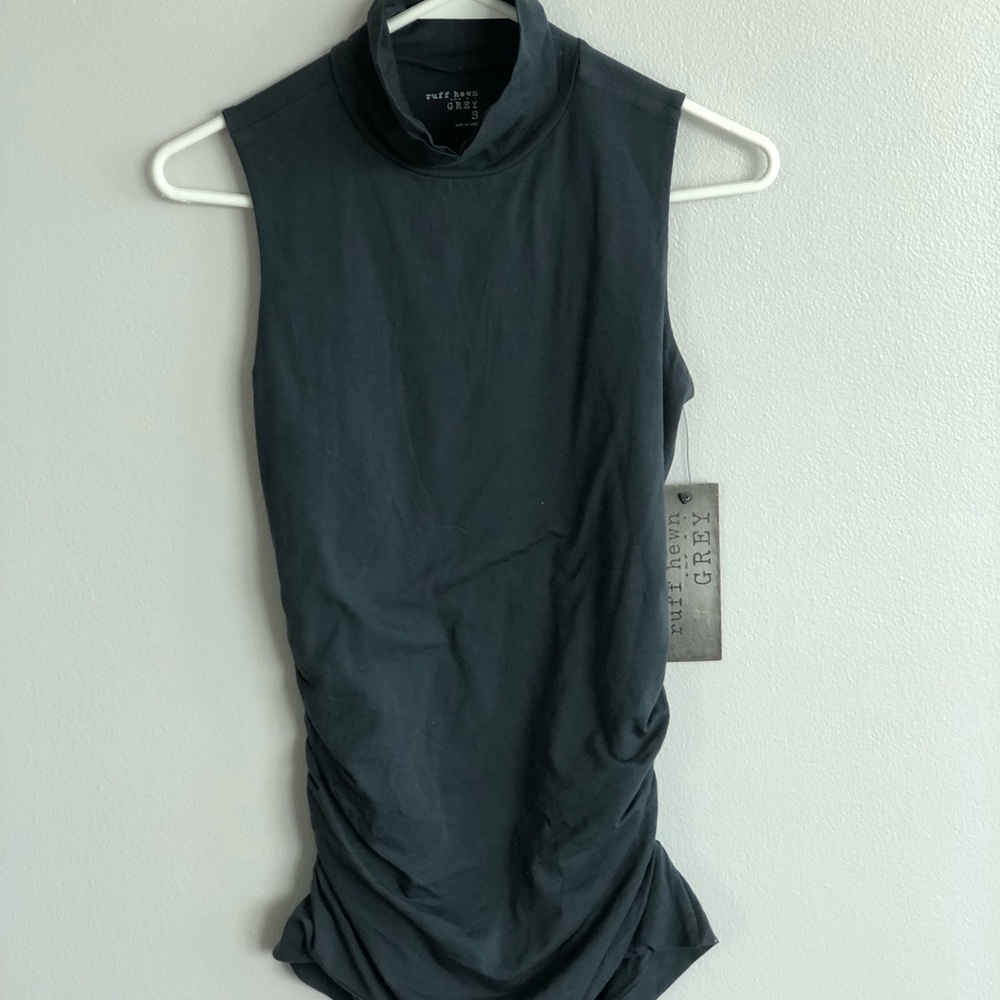 ⭐️ NWT! Gray Mock-neck Sleeveless Top
